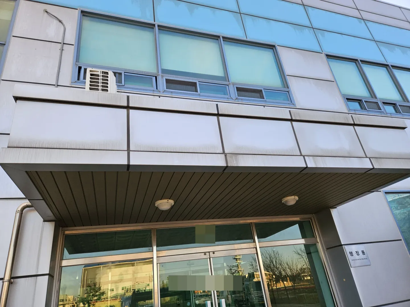 출입구 상부 패널과 창문 아래쪽에 자국이 보이는 청소 전 모습