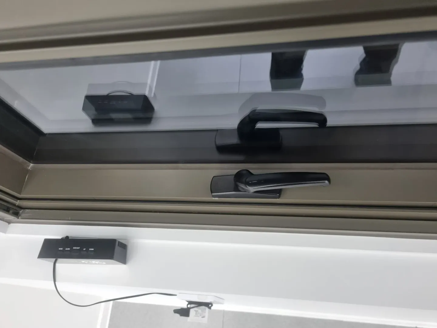 청소 후 촬영한 창문 안쪽 프레임과 손잡이